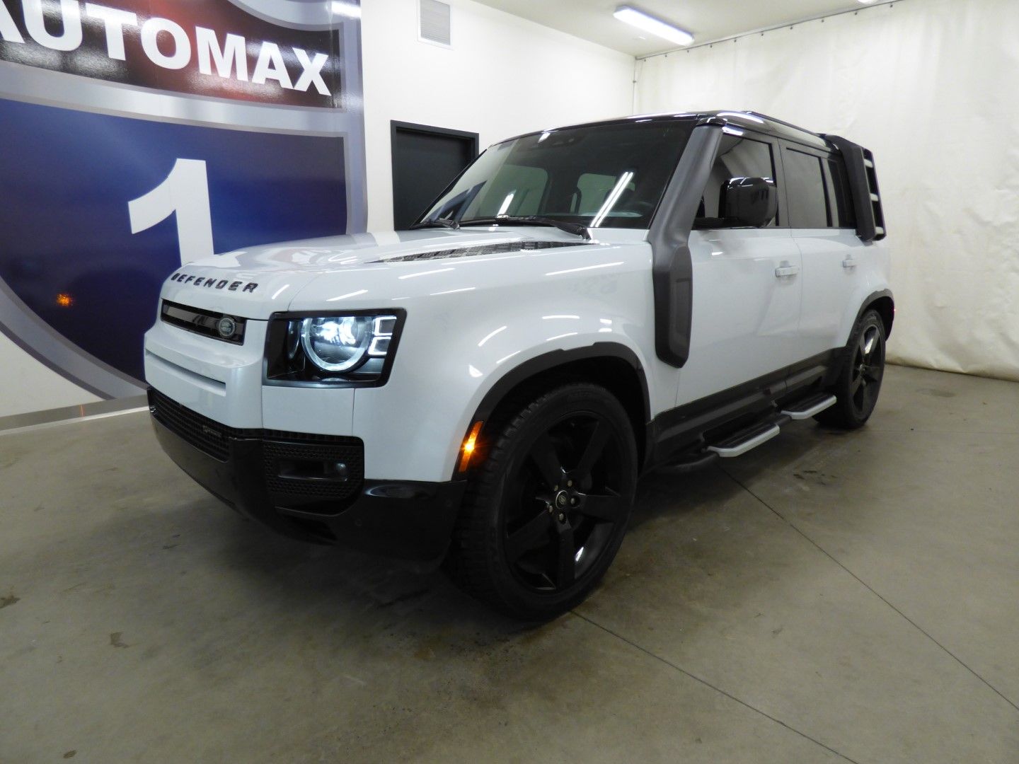 Land Rover Defender 2023 - Image 1
