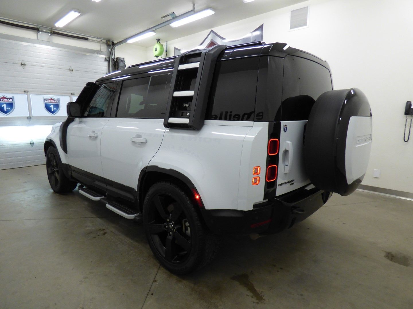 Land Rover Defender 2023 - Image 2