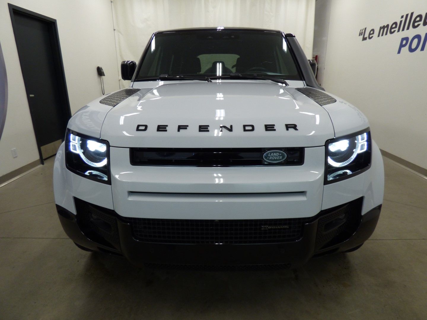 Land Rover Defender 2023 - Image 3