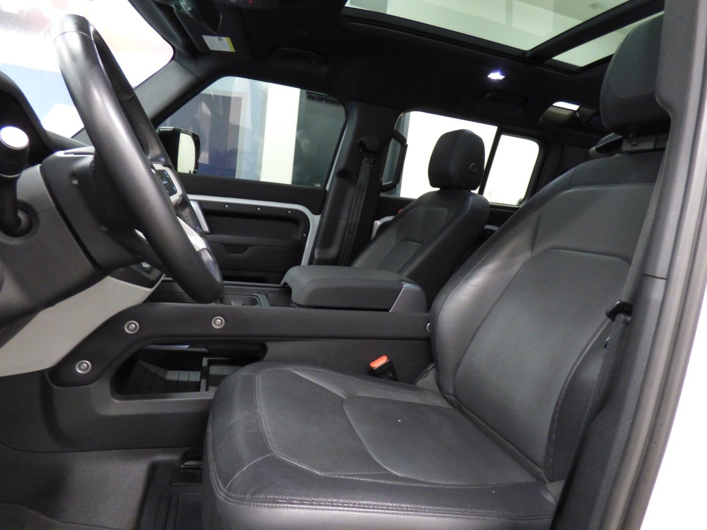 Land Rover Defender 2023 - Image 17