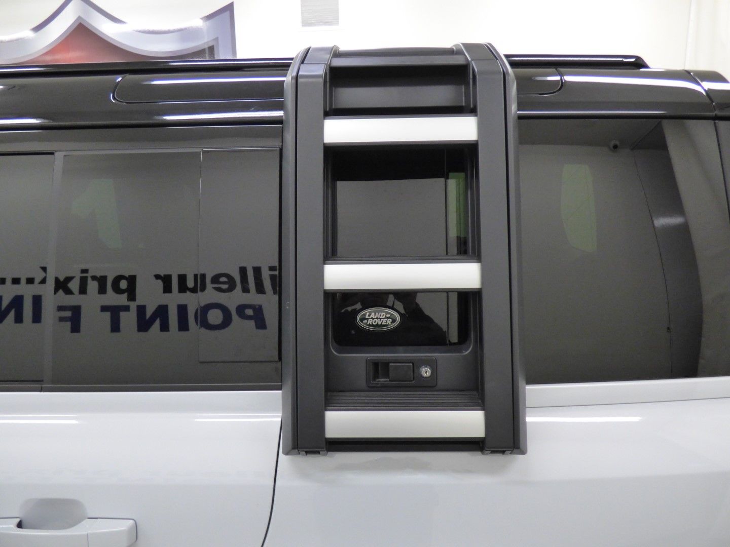 Land Rover Defender 2023 - Image 32