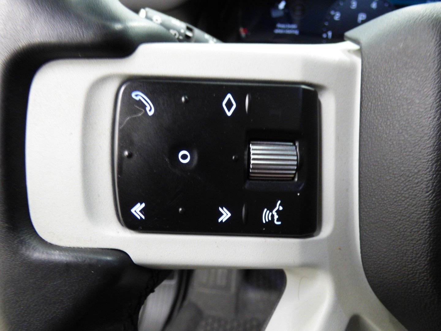 Land Rover Defender 2023 - Image 23