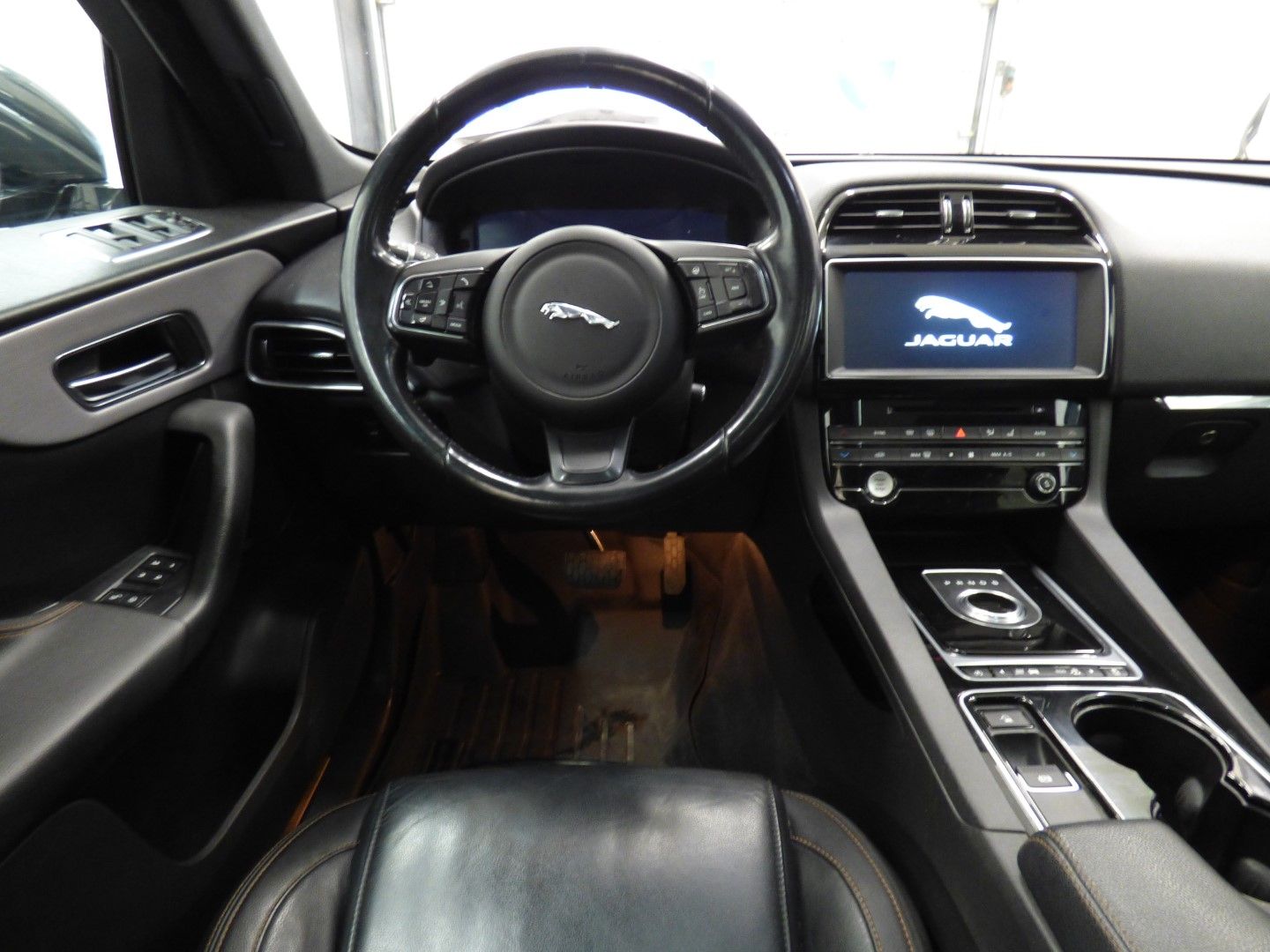 Jaguar F-Pace 2017 - Image 8