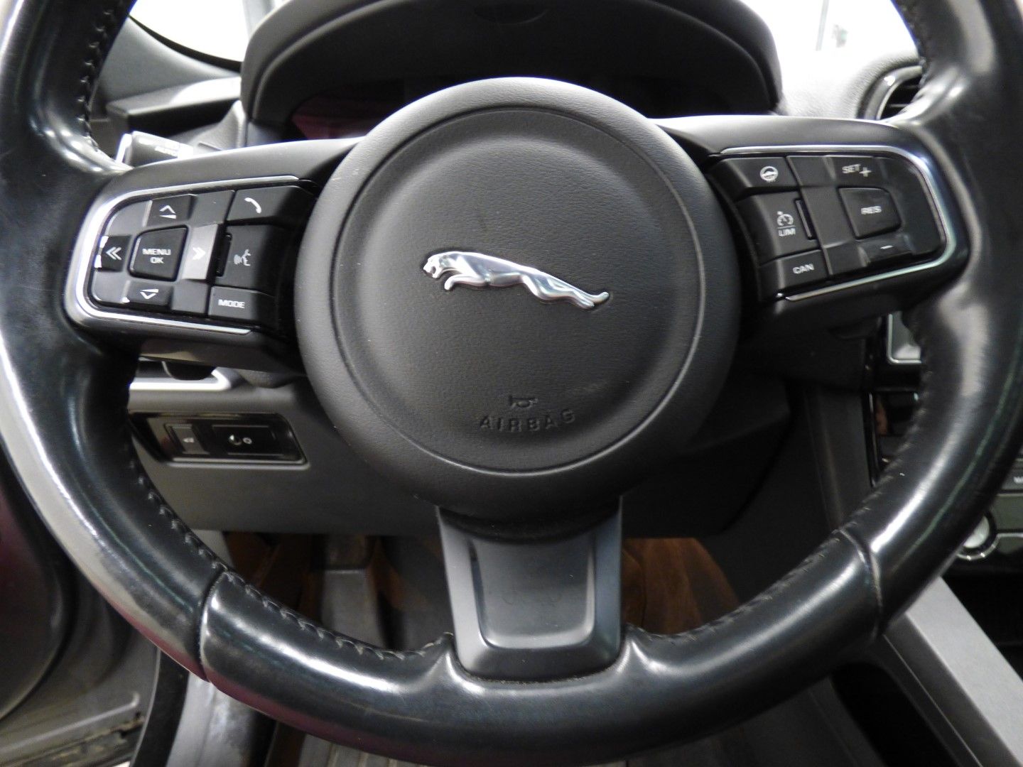 Jaguar F-Pace 2017 - Image 22