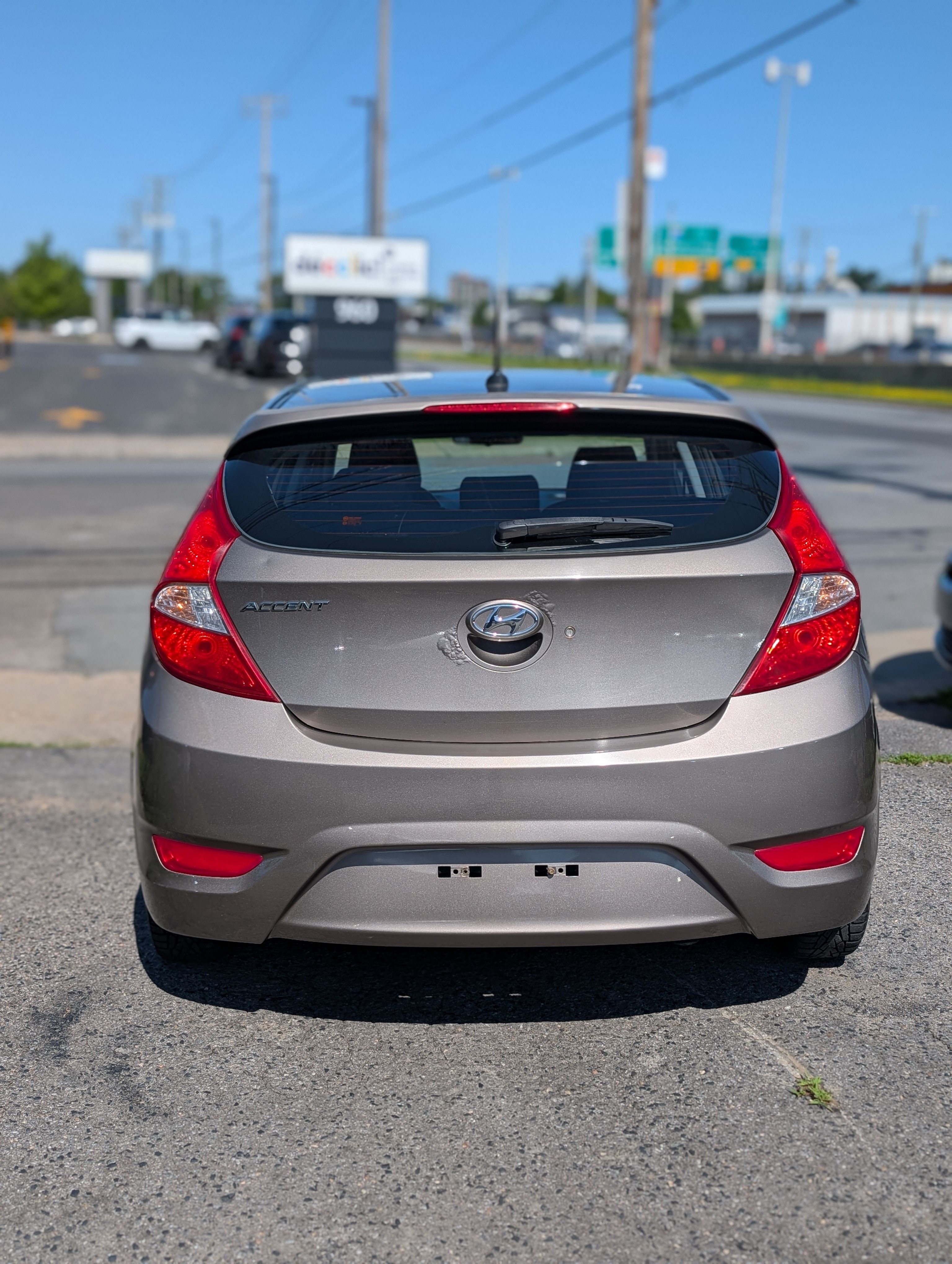 Hyundai accent hatchback 2013 - Image 4
