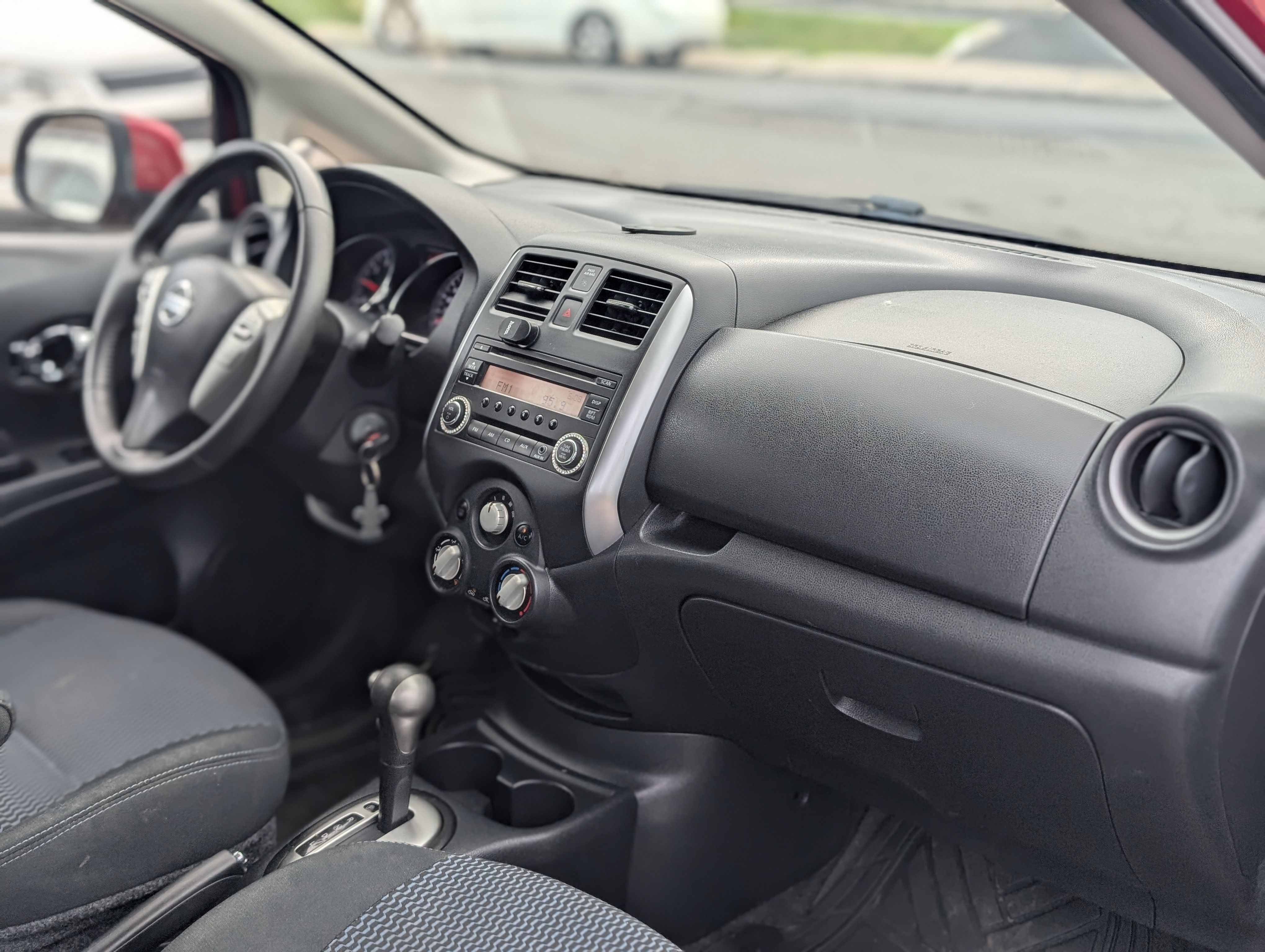 Nissan versa hatchback 2014 - Image 9