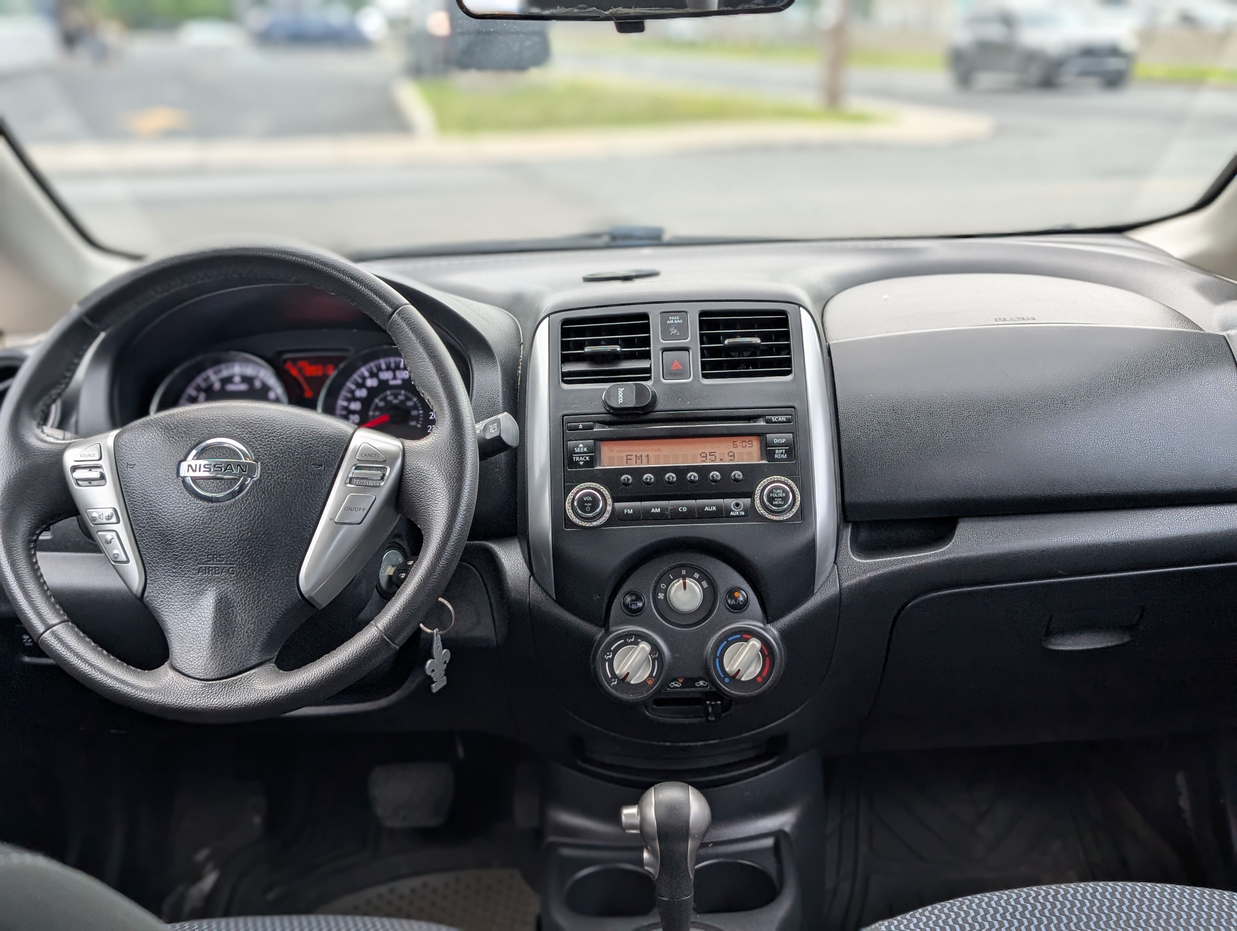 Nissan versa hatchback 2014 - Image 11
