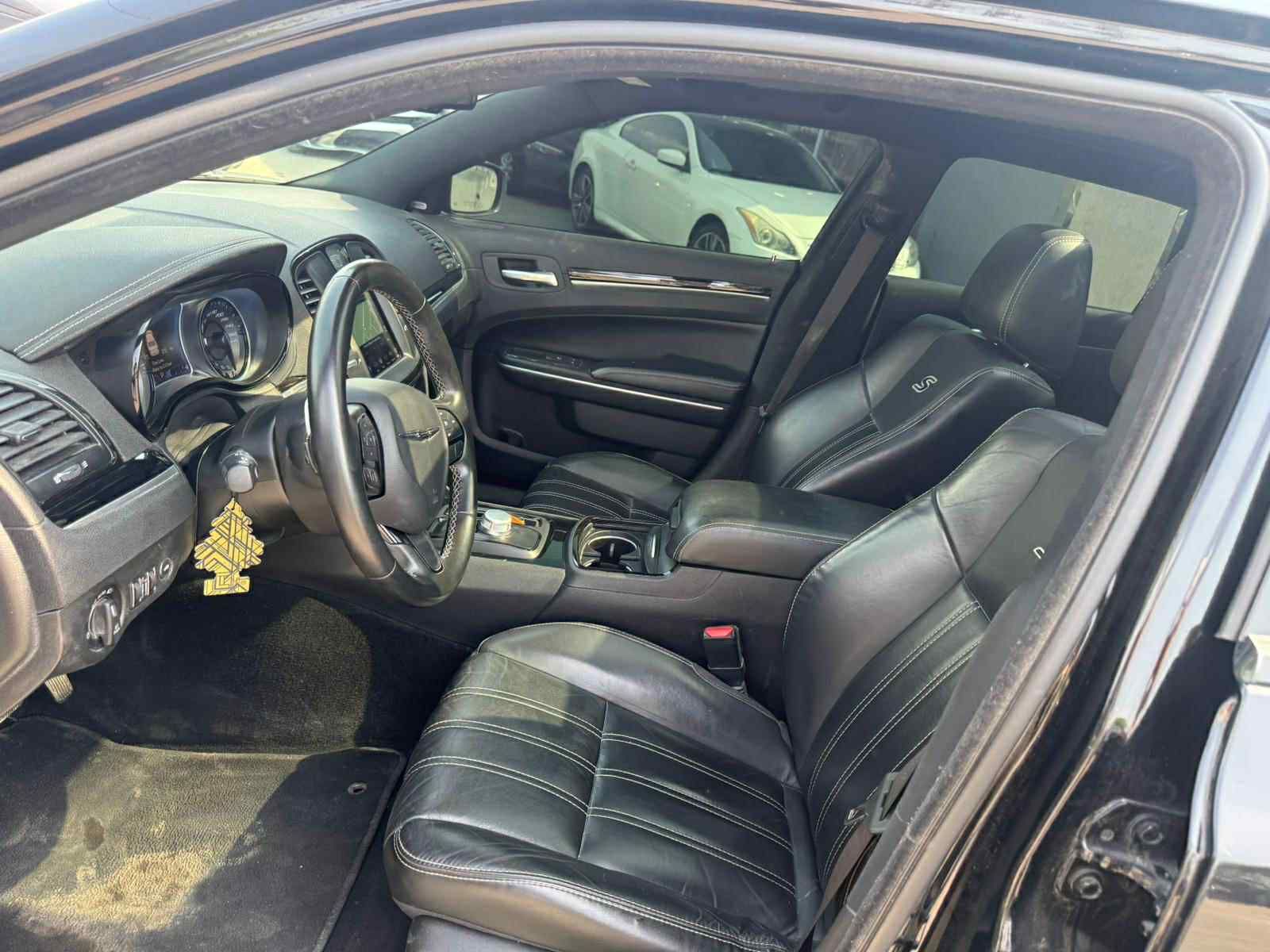 Chrysler 300 2021 - Image 10