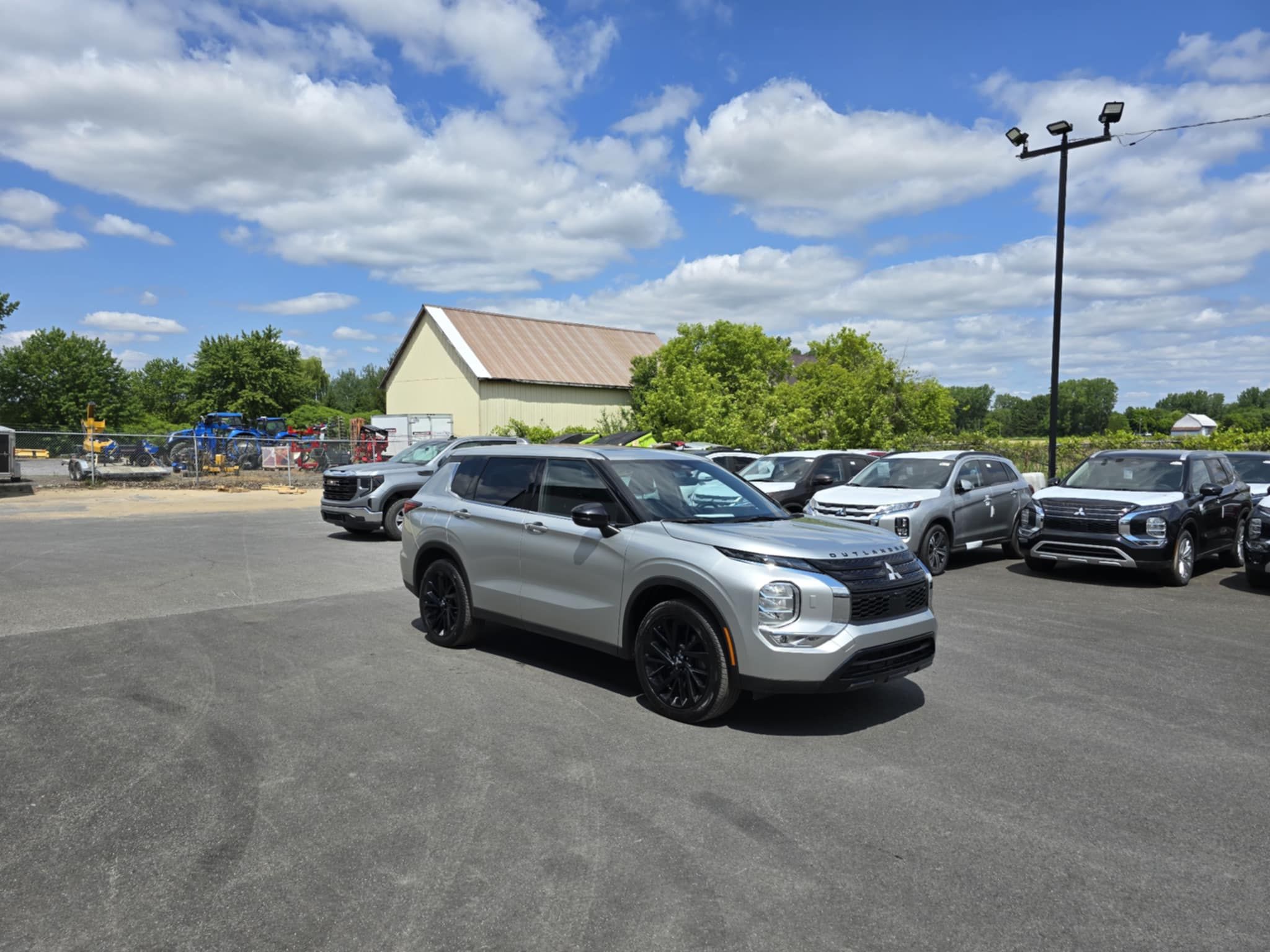 Mitsubishi Outlander 2023 - Image 2