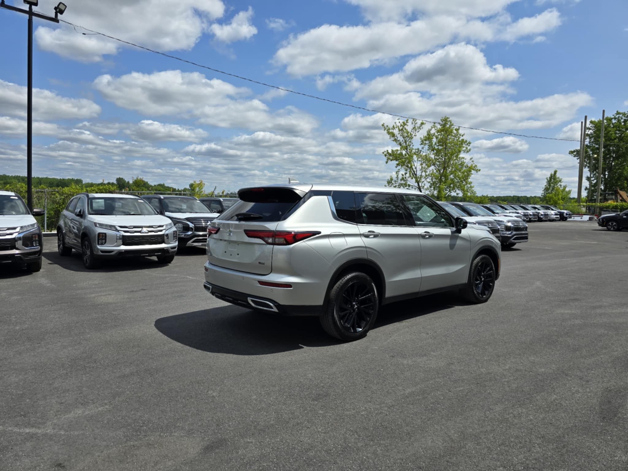 Mitsubishi Outlander 2023 - Image 3