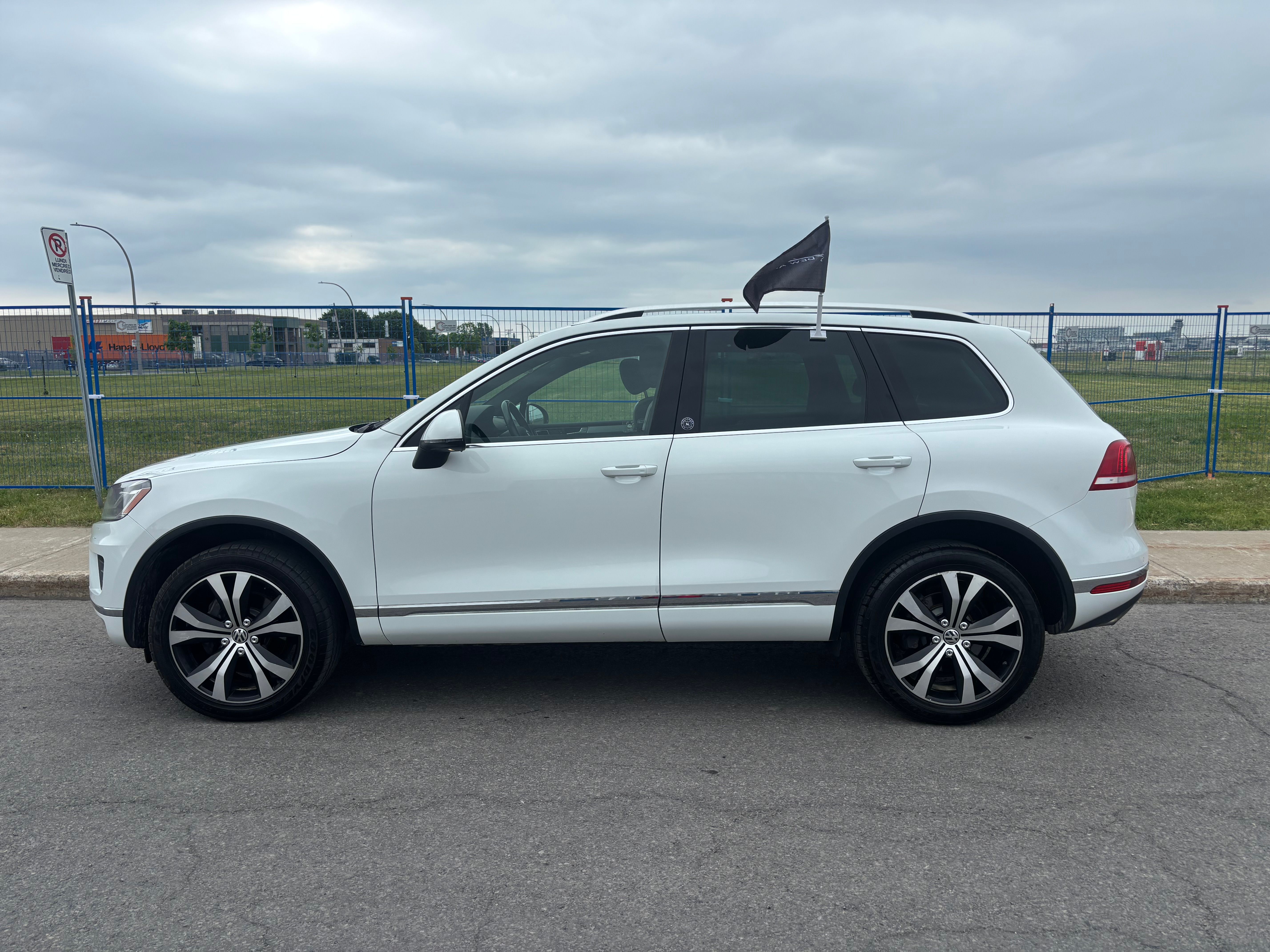 Volkswagen Touareg 2017 - Image 2