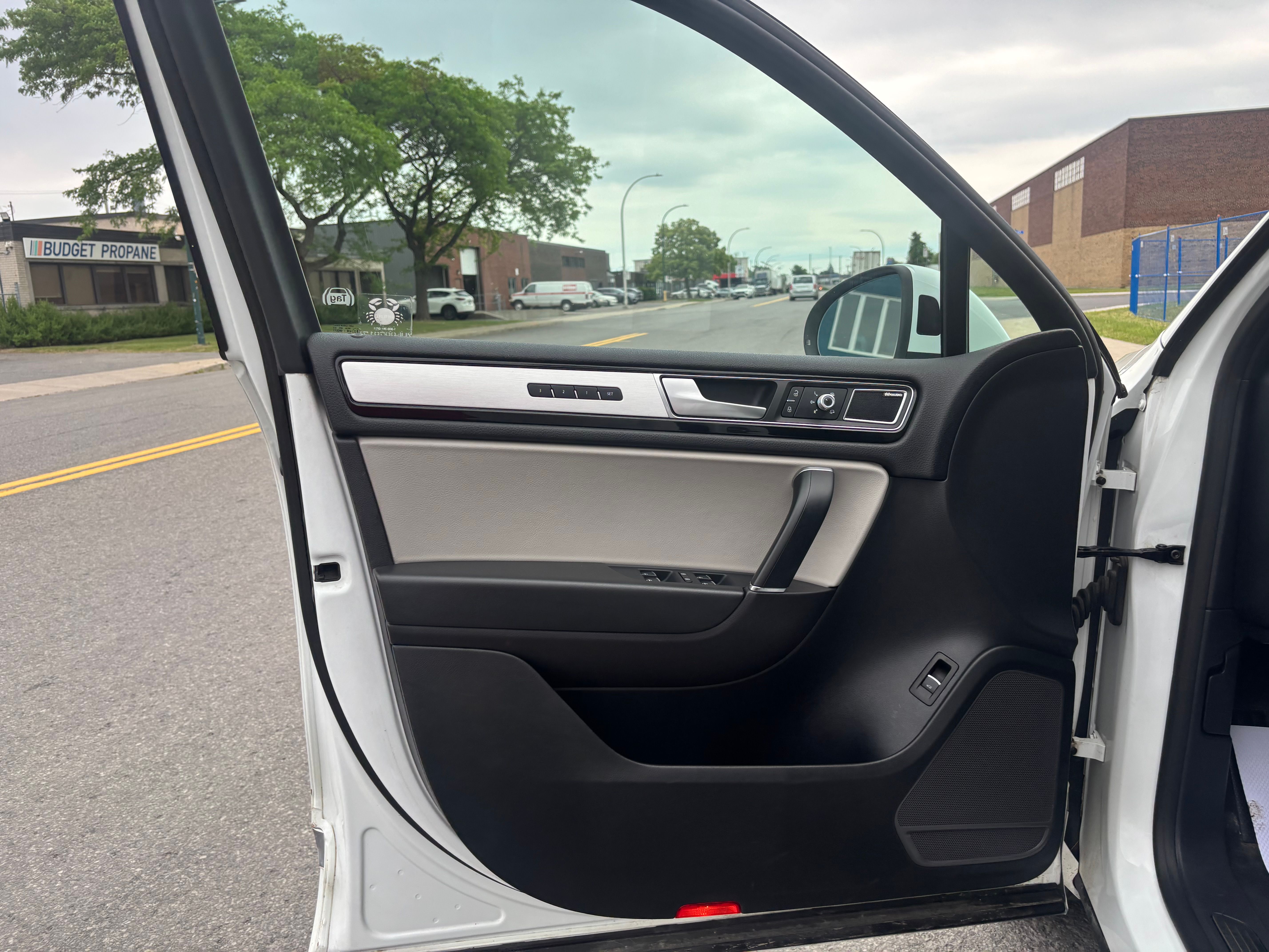 Volkswagen Touareg 2017 - Image 11