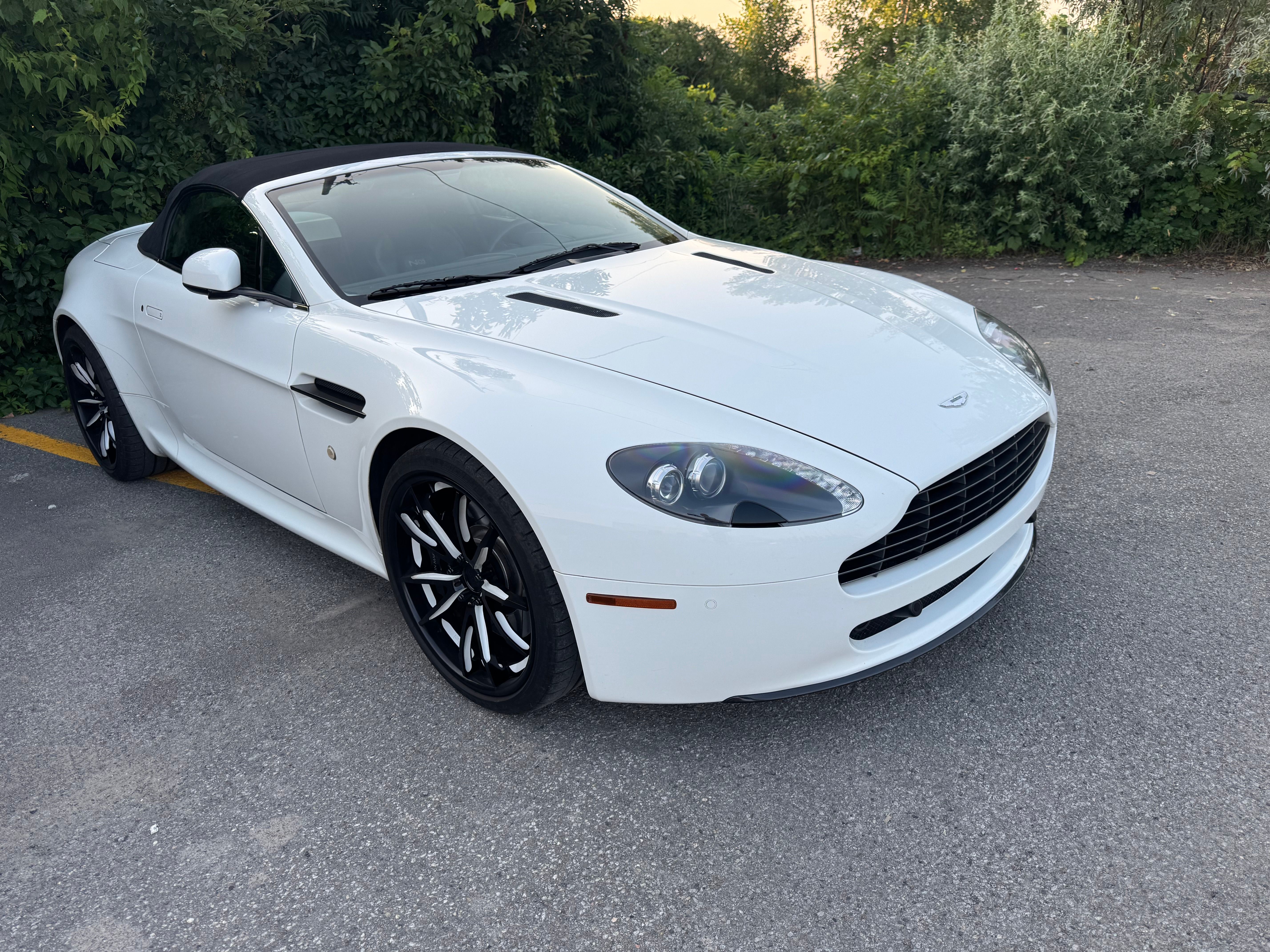Aston Martin V8 Vantage 2011 - Image 2