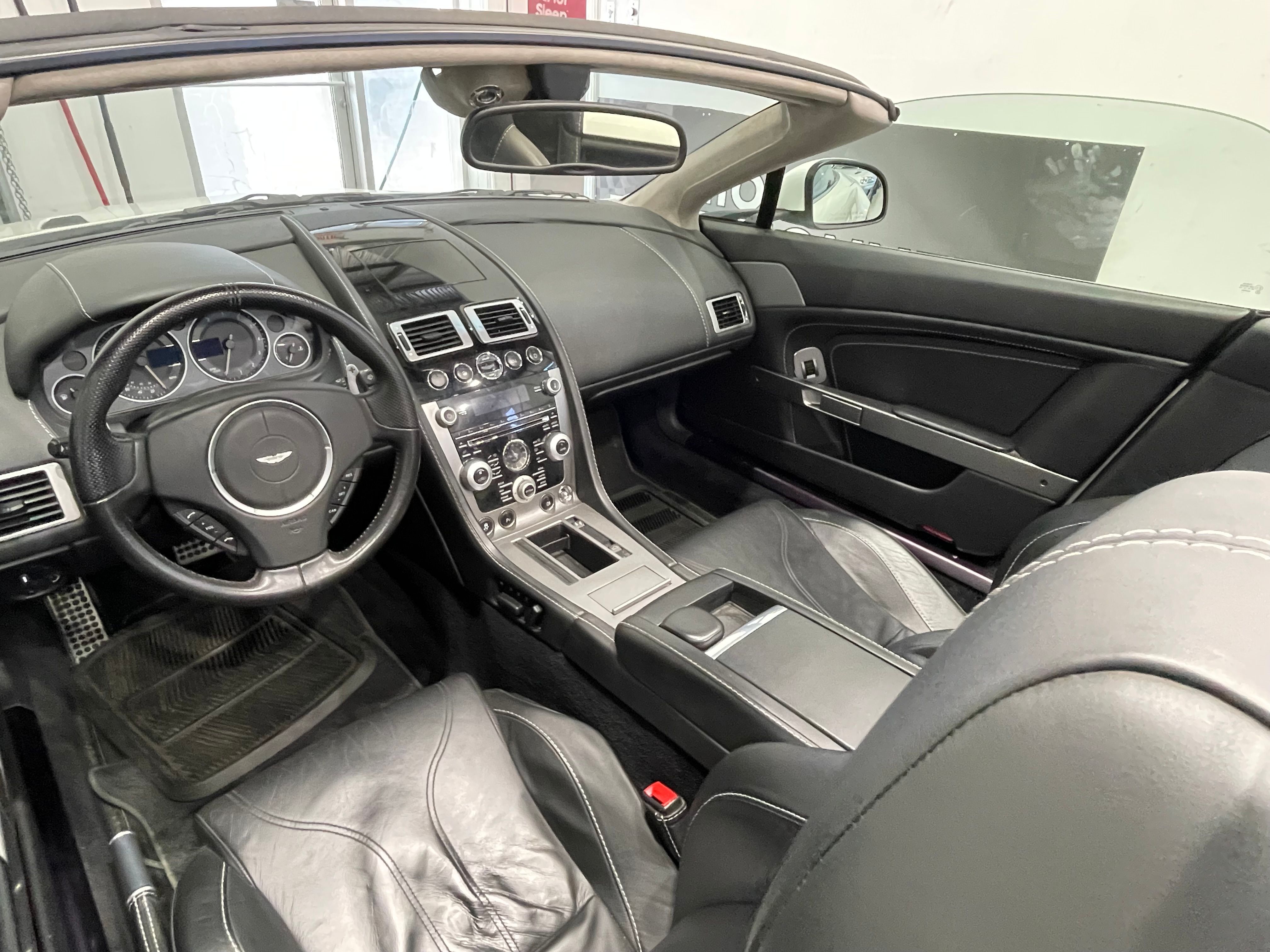 Aston Martin V8 Vantage 2011 - Image 12