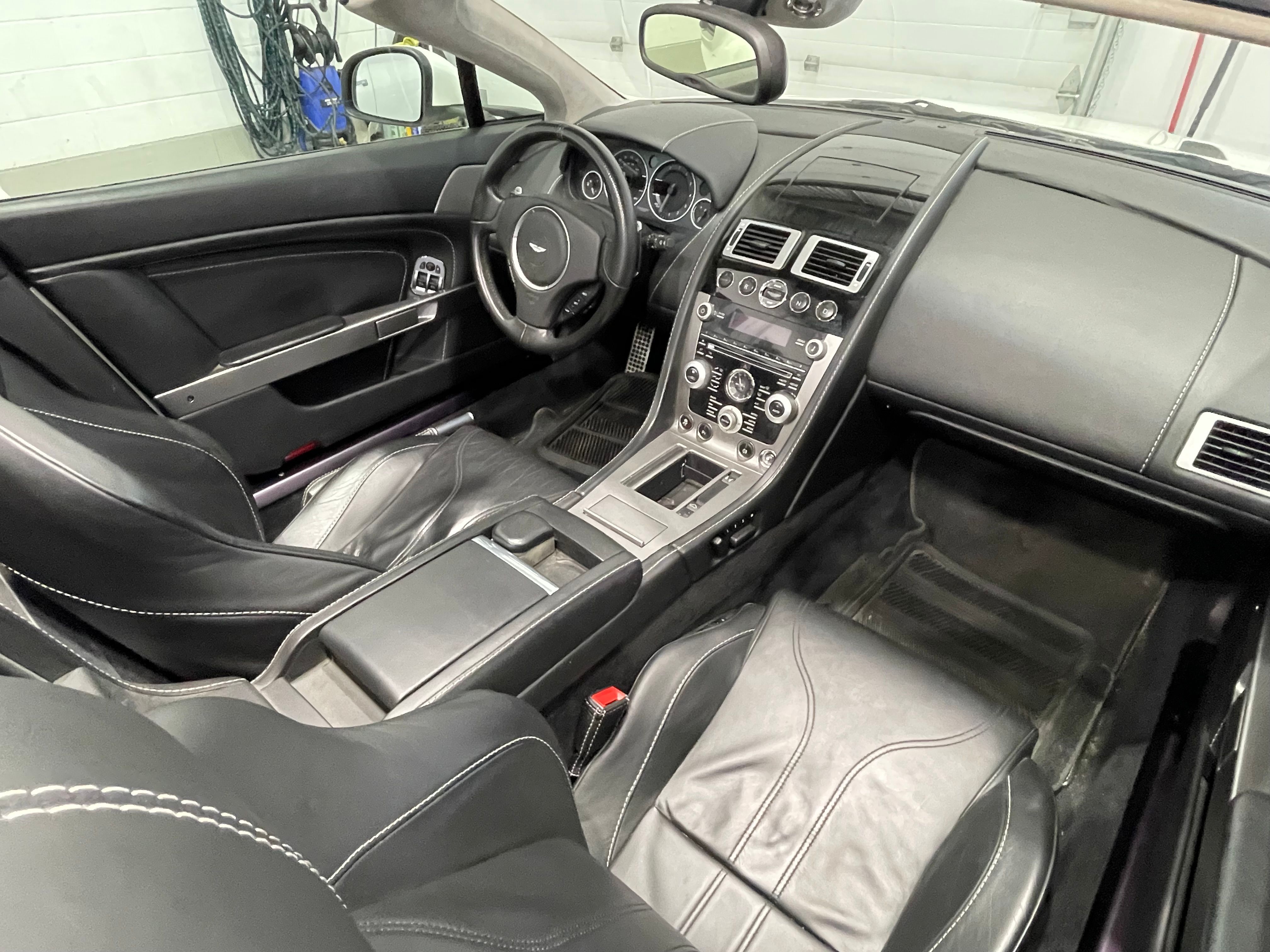 Aston Martin V8 Vantage 2011 - Image 19