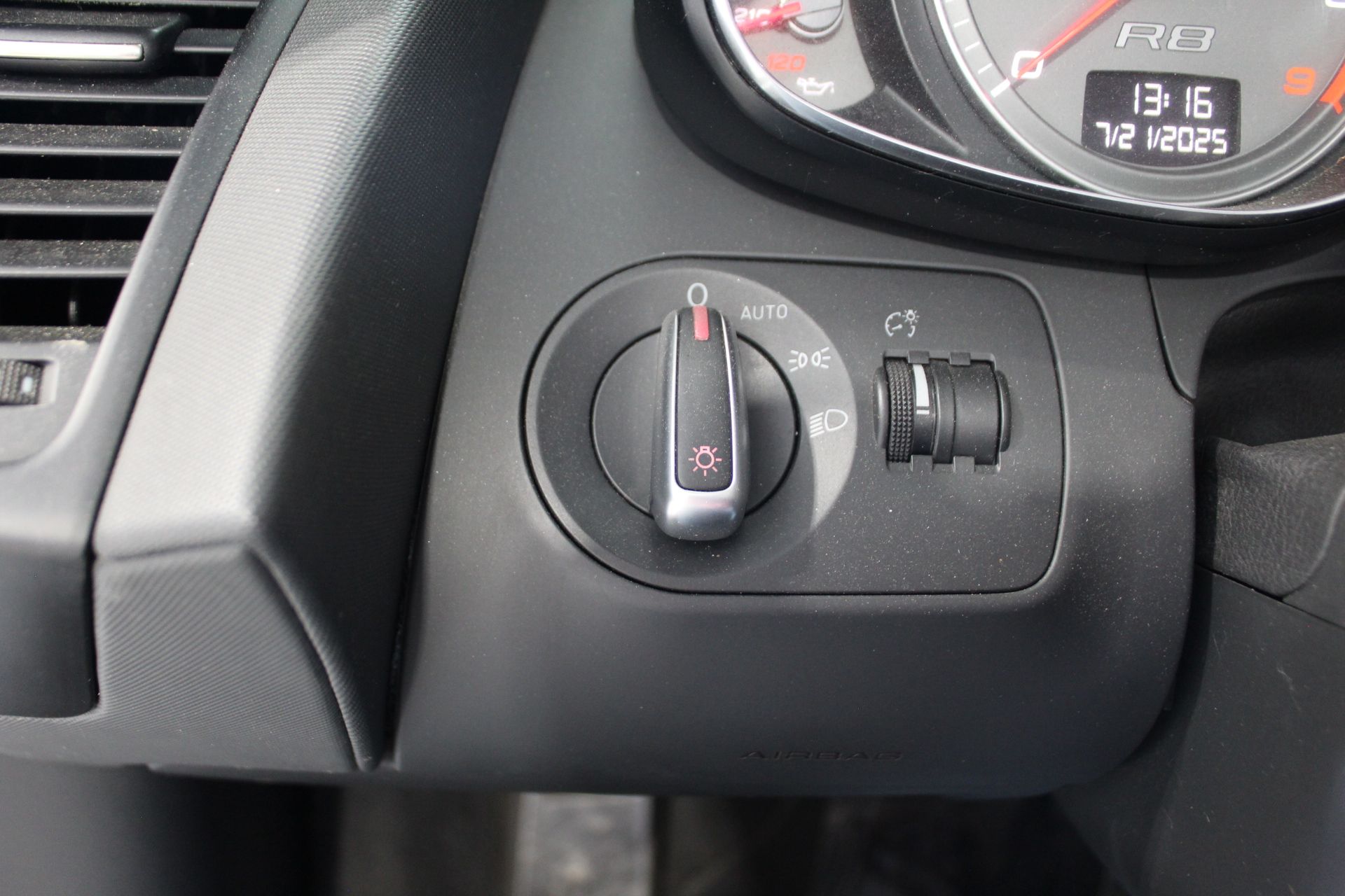 Audi R8 2011 - Image 11