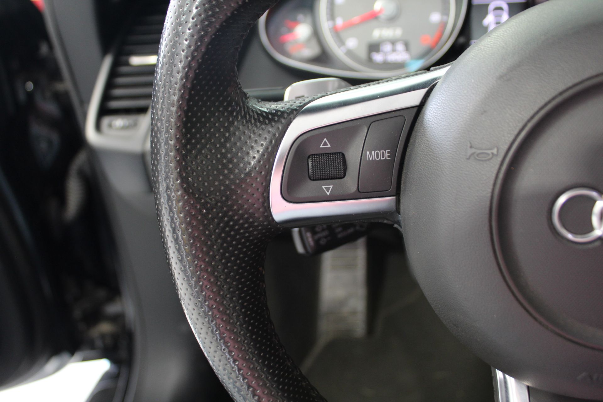 Audi R8 2011 - Image 13